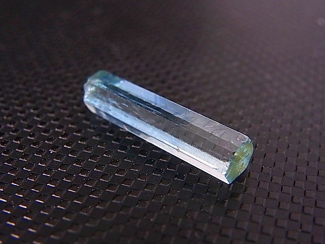 画像: ジェムグレード宝石需要品質：ベトナム産アクアマリン柱状結晶原石（レインボー入り） 5.1カラット