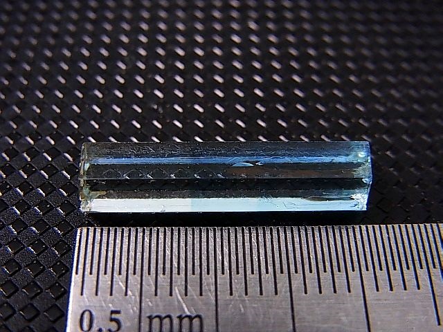 画像: ジェムグレード宝石需要品質：ベトナム産アクアマリン柱状結晶原石（レインボー入り） 5.1カラット