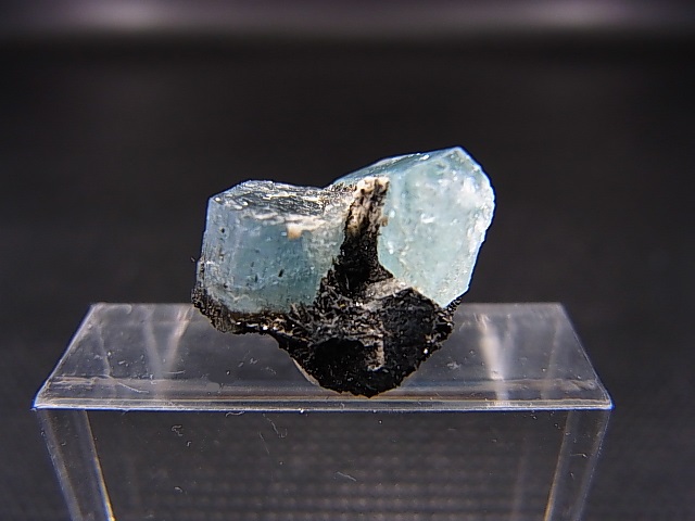 画像1: ベトナム産アクアマリン柱状結晶原石（連晶/ブラックトルマリン付き） 1.4g