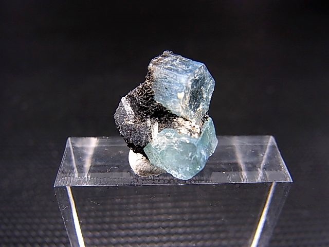 画像: ベトナム産アクアマリン柱状結晶原石（連晶/ブラックトルマリン付き） 1.4g