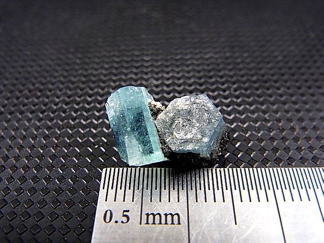 画像: ベトナム産アクアマリン柱状結晶原石（連晶/ブラックトルマリン付き） 1.4g