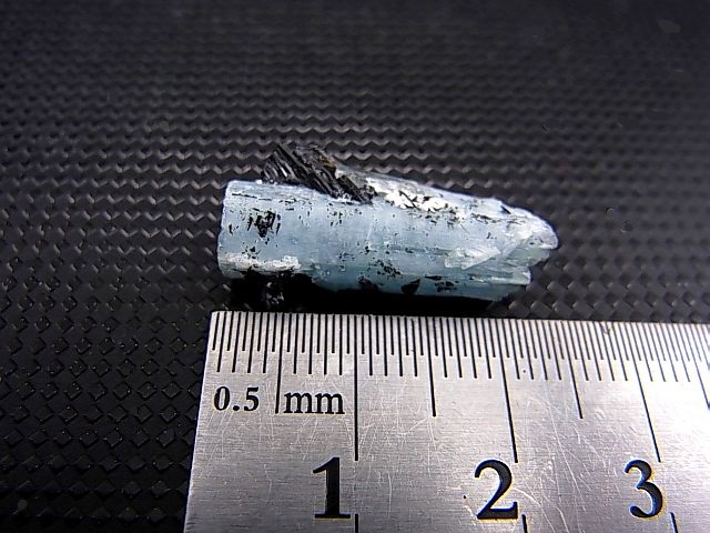 画像: ベトナム産連晶結束型アクアマリン原石（ブラックトルマリン付き） 2.2g