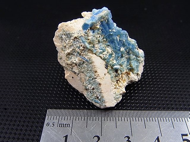 画像: ベトナム・タインホア産宝石品質アクアマリン付きカオリナイト 27.4g