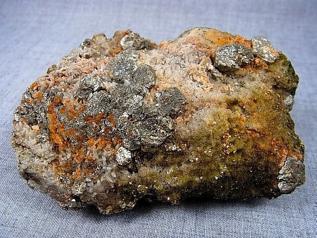 画像: キャビネットサイズ：秩父鉱山産パイライト＆水晶群晶原石 414.9g