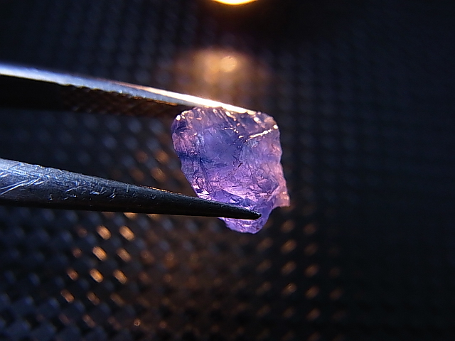 画像: ベトナムLuc Yen産コバルトスピネル結晶原石（蛍光/カラーチェンジ） 1.8カラット