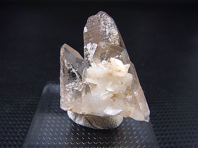 画像1: ノルウェー産アデュラリア（氷長石）付き水晶原石（連晶） 12.1g