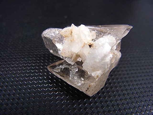画像: ノルウェー産アデュラリア（氷長石）付き水晶原石（連晶） 12.1g