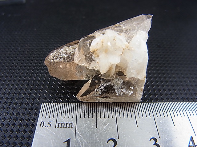 画像: ノルウェー産アデュラリア（氷長石）付き水晶原石（連晶） 12.1g