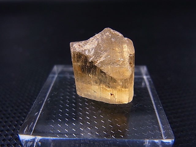 画像: タンザニア産蛍光スキャポライト原石 23.7カラット