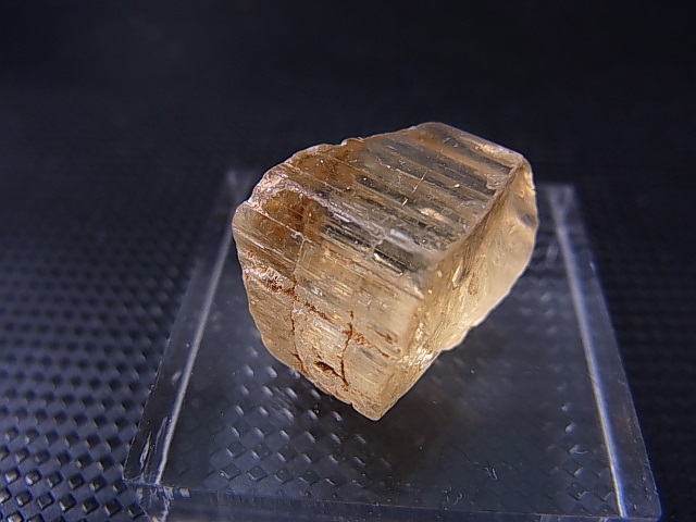 画像: タンザニア産蛍光スキャポライト原石 23.7カラット