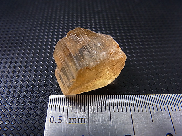 画像: タンザニア産蛍光スキャポライト原石 23.7カラット