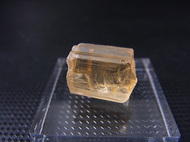 画像: タンザニア産蛍光スキャポライト原石 15.4カラット