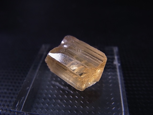 画像: タンザニア産蛍光スキャポライト原石 15.4カラット