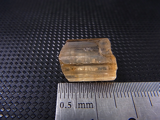 画像: タンザニア産蛍光スキャポライト原石 15.4カラット