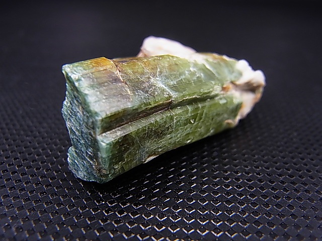 画像: スウェーデン産グリーンエルバイトトルマリン原石 24.1g