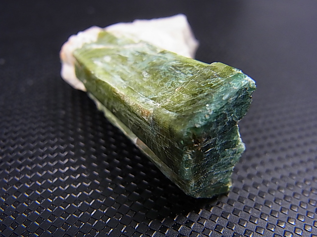 画像: スウェーデン産グリーンエルバイトトルマリン原石 24.1g