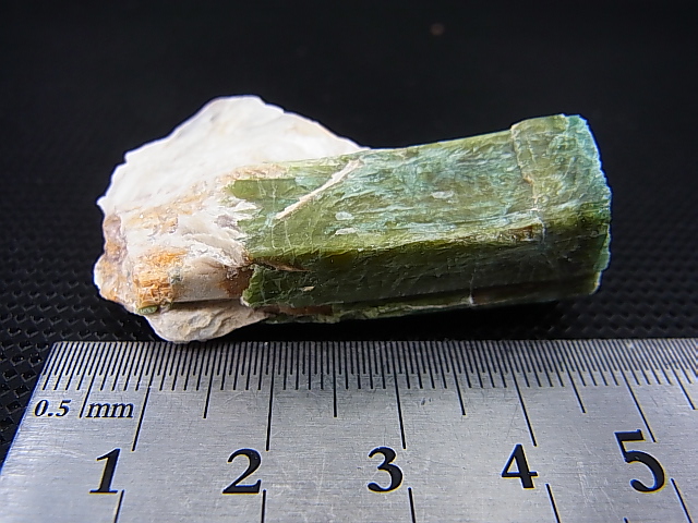 画像: スウェーデン産グリーンエルバイトトルマリン原石 24.1g