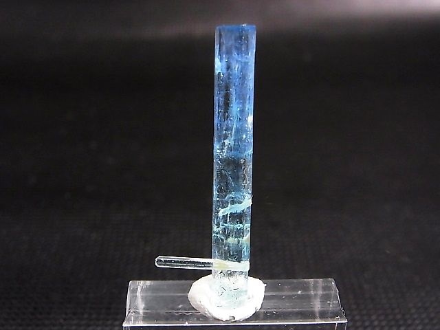 画像2: ジェムグレード宝石需要品質：ベトナム産アクアマリン柱状結晶原石（貫入り） 10.3カラット