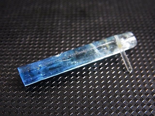 画像: ジェムグレード宝石需要品質：ベトナム産アクアマリン柱状結晶原石（貫入り） 10.3カラット