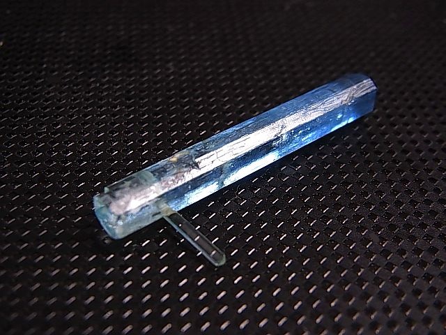 画像: ジェムグレード宝石需要品質：ベトナム産アクアマリン柱状結晶原石（貫入り） 10.3カラット