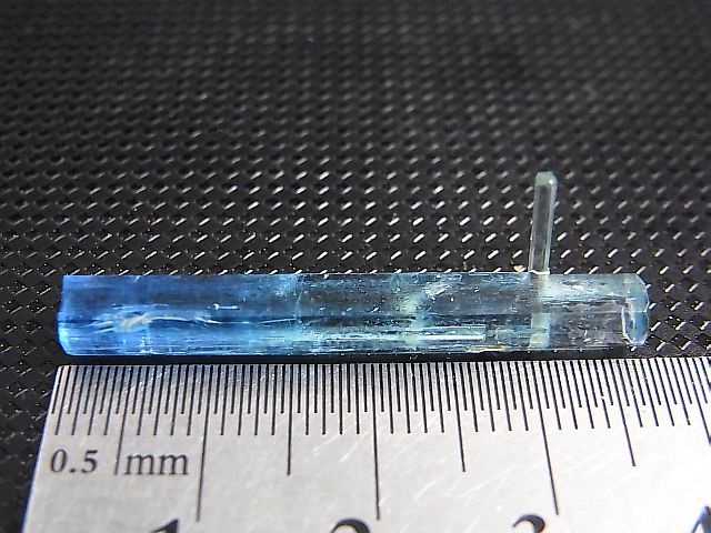 画像: ジェムグレード宝石需要品質：ベトナム産アクアマリン柱状結晶原石（貫入り） 10.3カラット