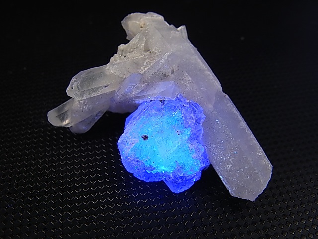 画像: ヤオガンシャン産パープルフローライト付き水晶原石 30.8g