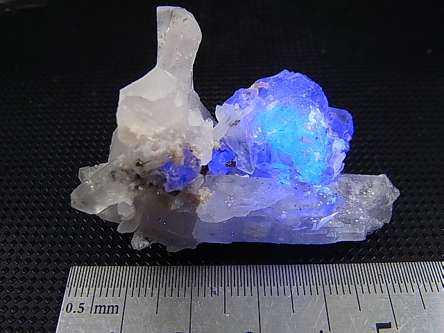 画像: ヤオガンシャン産パープルフローライト付き水晶原石 30.8g