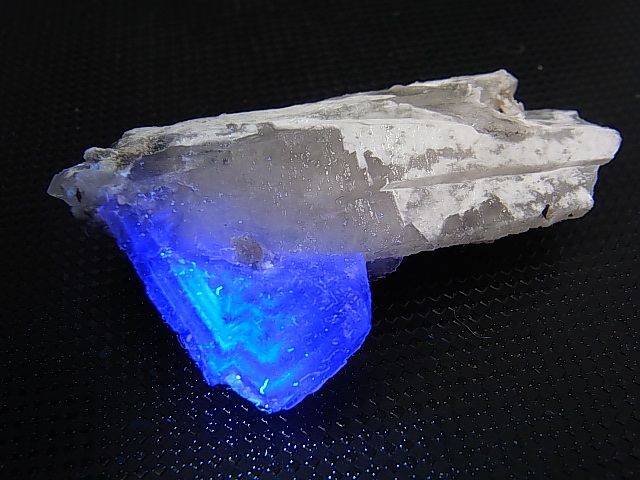 画像: ヤオガンシャン産パープルフローライト付き水晶原石 27.1g