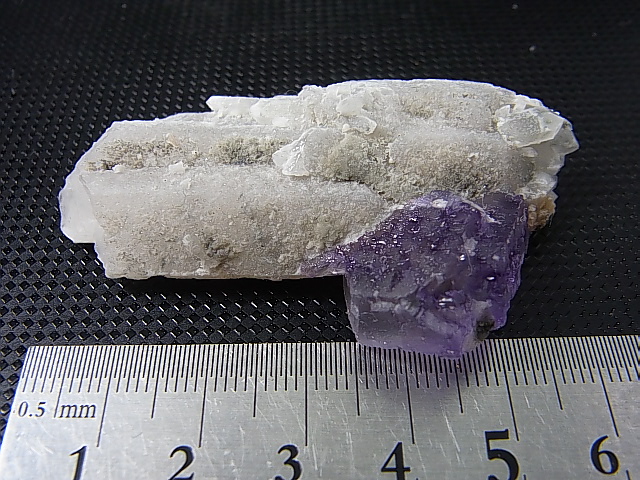 画像: ヤオガンシャン産パープルフローライト付き水晶原石 27.1g