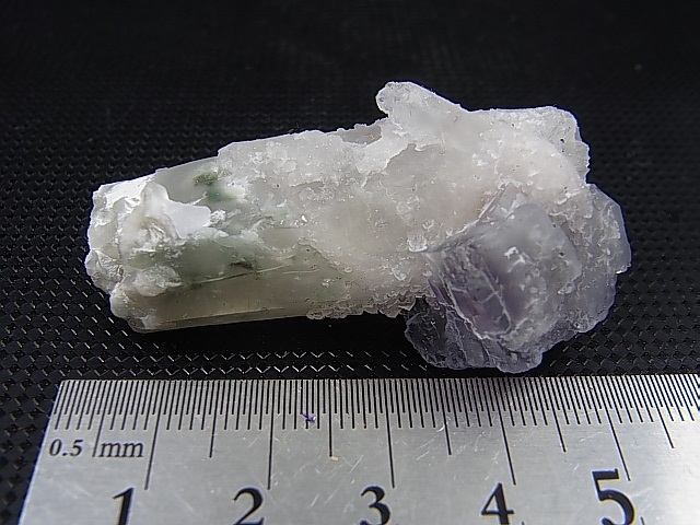 画像: ヤオガンシャン産パープル＆カラーレスフローライト付き水晶原石 28.7g