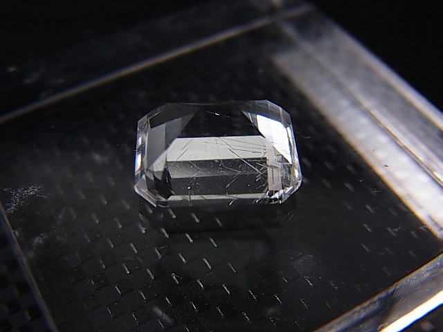 画像: ミャンマー産フェナカイト・ルース（アンフィボール入り） 3.1カラット