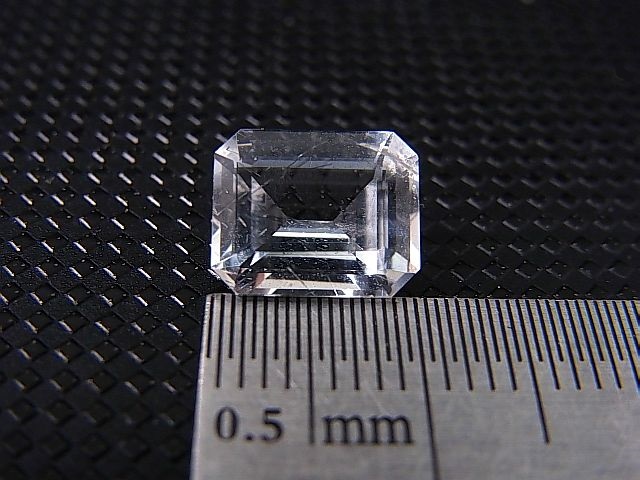 画像: ミャンマー産フェナカイト・ルース（アンフィボール入り） 3.1カラット