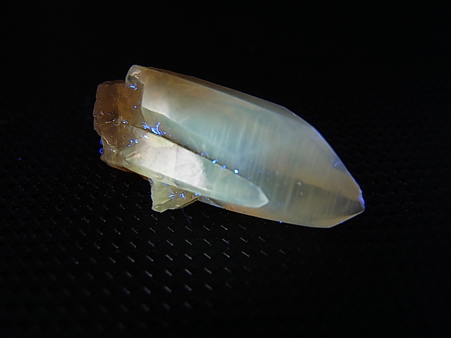 画像: スウェーデン産カルサイトポイント（犬牙/連晶） 4.8g