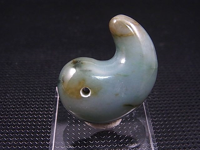 画像1: ミャンマー・カチン州産本翡翠勾玉ペンダントトップ 16.4g