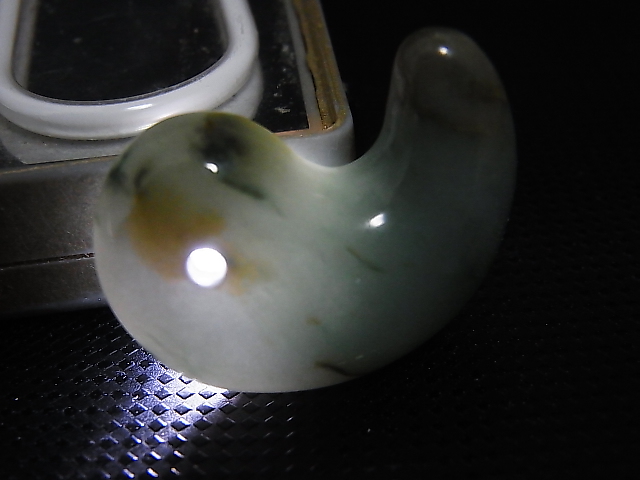 画像: ミャンマー・カチン州産本翡翠勾玉ペンダントトップ 16.4g