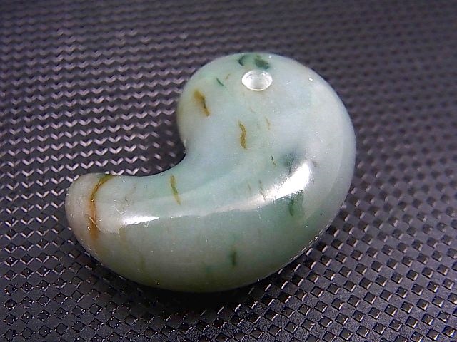 画像: ミャンマー・カチン州産本翡翠勾玉ペンダントトップ 16.4g