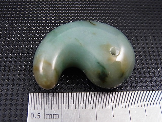 画像: ミャンマー・カチン州産本翡翠勾玉ペンダントトップ 16.4g
