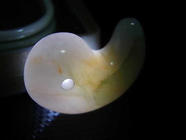 画像: ミャンマー・カチン州産本翡翠勾玉ペンダントトップ 14.2g