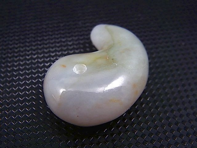 画像: ミャンマー・カチン州産本翡翠勾玉ペンダントトップ 14.2g