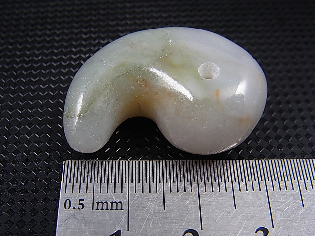 画像: ミャンマー・カチン州産本翡翠勾玉ペンダントトップ 14.2g