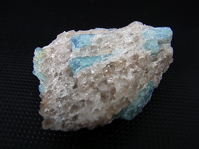 画像: ノルウェー・ティエルズンド産アクアマリン付き水晶原石 60.2g