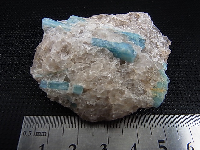 画像: ノルウェー・ティエルズンド産アクアマリン付き水晶原石 60.2g