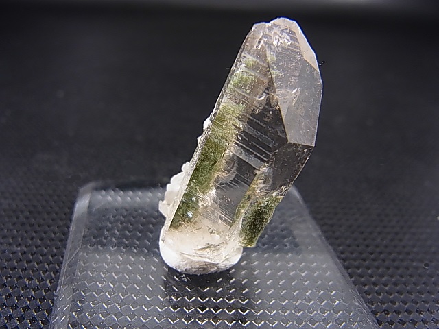 画像: ノルウェー産アデュラリア（氷長石）付き水晶原石 6.4g