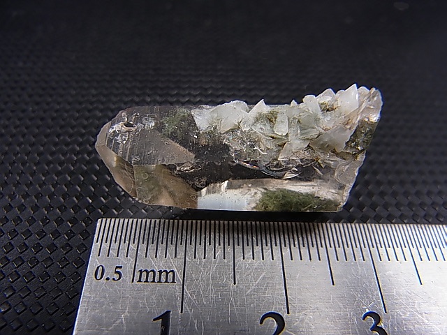 画像: ノルウェー産アデュラリア（氷長石）付き水晶原石 6.4g