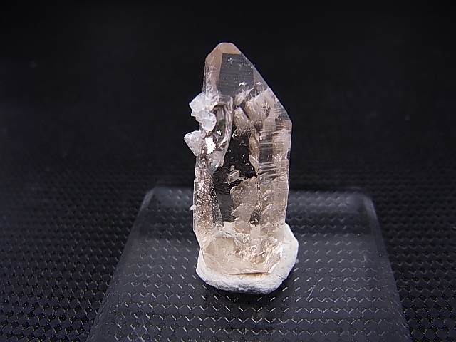 画像: ノルウェー産アデュラリア（氷長石）付き水晶原石 4.1g