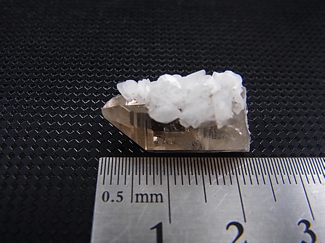 画像: ノルウェー産アデュラリア（氷長石）付き水晶原石 4.1g