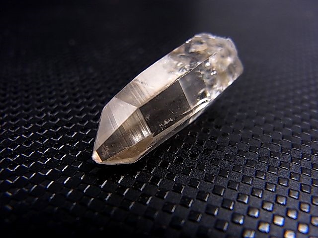 画像: 山梨県乙女鉱山産ウォータークリア水晶ポイント 2.0g