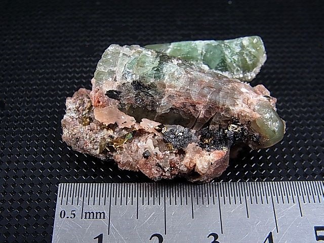 画像: スウェーデン・ラップランド産アパタイト/ヘマタイト付き水晶原石 22.0g