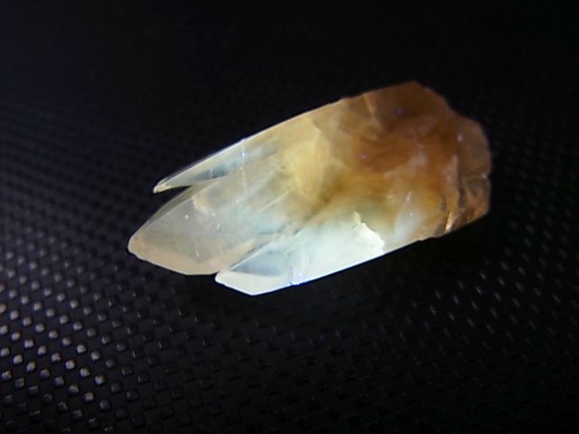 画像: スウェーデン産カルサイトポイント（犬牙/連晶） 5.5g