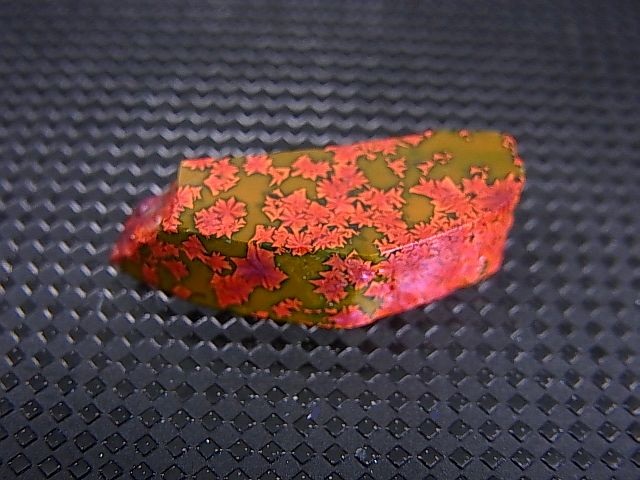 画像: 飯盛ラボストーン（IL-stone）「レアカラー：ブラッドストーン（紅葉石）」ガラス原石 13.4カラット